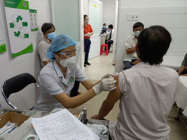 Người tiêm đủ 2 mũi vắc-xin Covid-19 đến từ vùng có dịch không phải cách ly tập trung