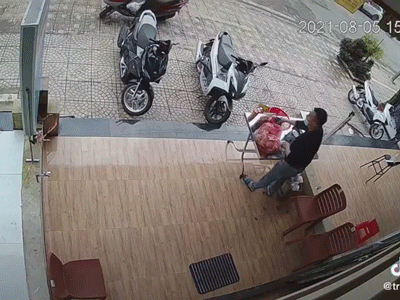 Đang sắp đồ ngoài hiên, người đàn ông choáng váng khi tình huống kinh hoàng ập đến trong tích tắc