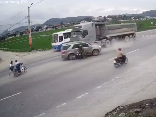 Một cán bộ công an trực chốt trên quốc lộ bị xe tải tông tử vong thương tâm