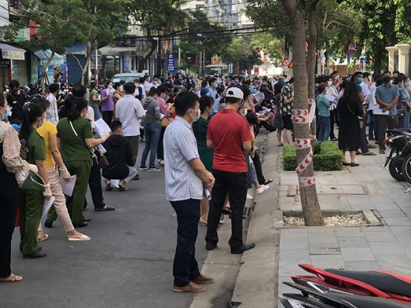 Gần 1.000 người liên quan đến tình nguyện viên tiêm vaccine mắc COVID-19