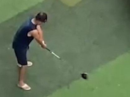 Trưởng ban quản trị chung cư ‘múa’ golf ở sân chung cư ngày giãn cách bị phạt 2 triệu