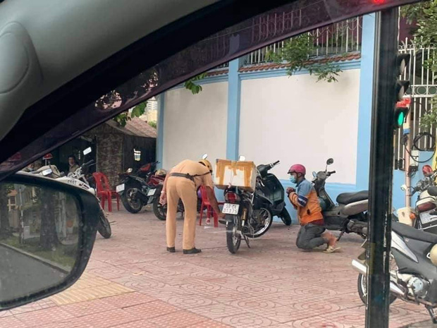 TP.HCM: Hình ảnh shipper quỳ gối xin tha sau khi vi phạm quy định phòng chống dịch khiến nhiều người tranh cãi