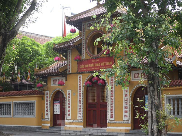 Cửa đền, chùa vắng lặng trong ngày mùng 1