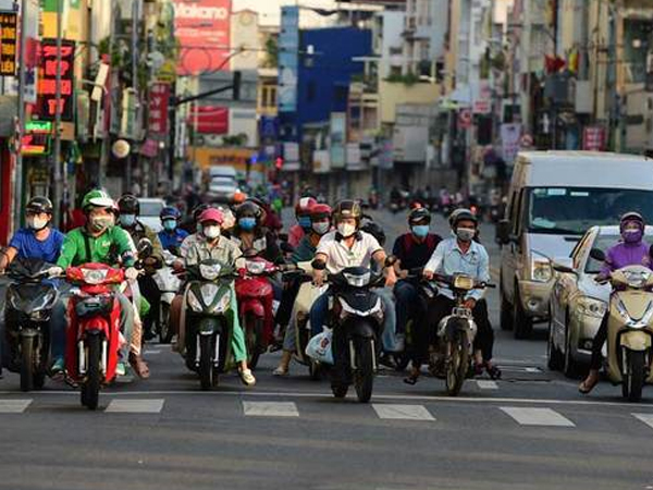 Những hình ảnh đối lập trước và sau 18h ở TP.HCM