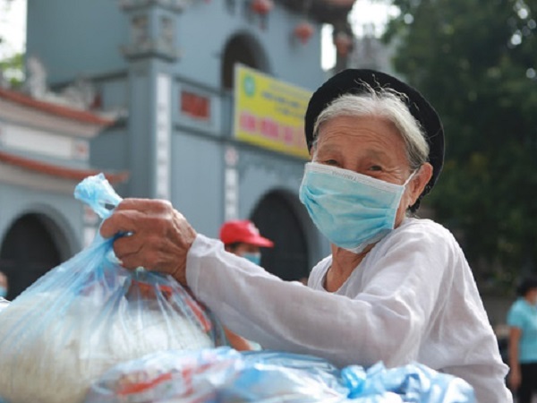 Hà Nội: Ấm lòng những suất gạo miễn phí tặng người dân nghèo giữa dịch Covid-19