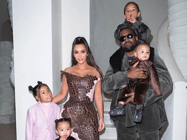 Xôn xao tin Kim Kardashian và Kanye West tái hợp sau nửa năm ly hôn, nàng tận 2 lần làm 1 việc đáng nghi này