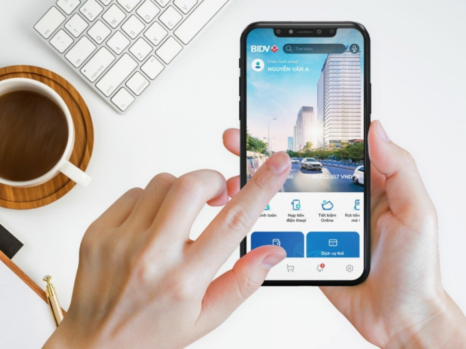 Ngân hàng đồng loạt miễn phí chuyển tiền online, giảm phí rút tiền ATM
