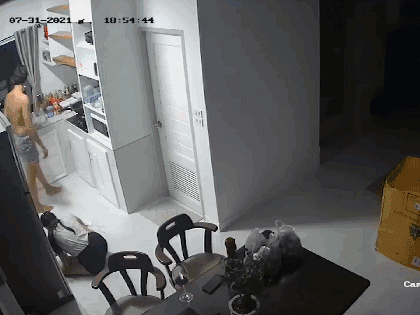 Video: Bình gas phát nổ kinh hoàng khi cặp đôi đang nấu ăn