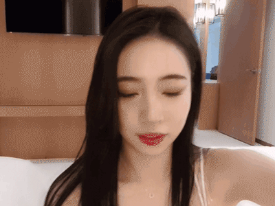 Vừa gây sốc khi khoe vòng ba trên sóng, nữ streamer xinh đẹp tiếp tục làm dậy sóng CĐM khi tự rò rỉ ảnh thả rông nhạy cảm