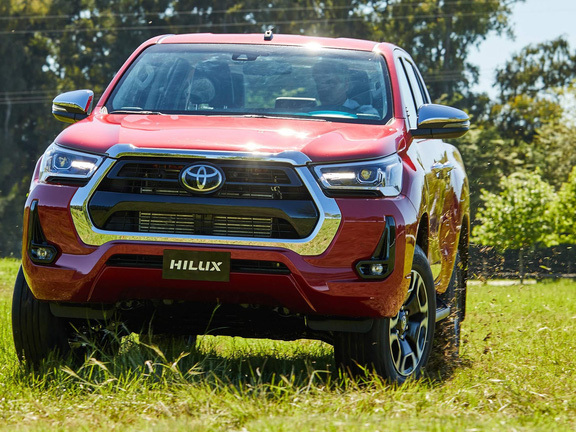 Thanh toán tiền mặt xưa rồi, Toyota cho phép khách mua Fortuner trả bằng ngô và đậu tương