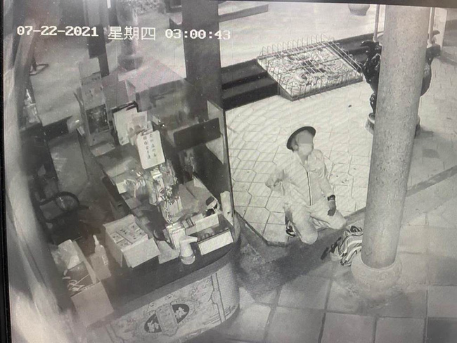 Tên trộm xúi quẩy đi đục hòm công đức gặp ngay nhà chùa 'công nghệ', té trật lưng phải nằm nghỉ hết 1 tiếng, cái kết cười ra nước mắt