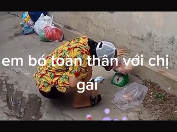 Đặt đồ ăn online thời covid, người phụ nữ ngồi cân đi cân lại mới chịu nhận khiến nam shipper trách móc: 'Tốn thời gian quá!'