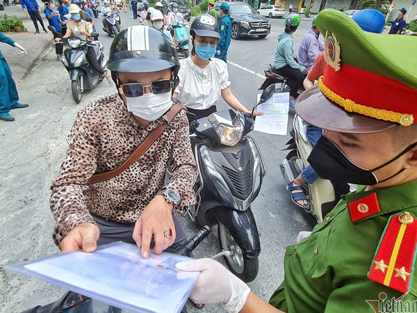 Ùn ứ phương tiện tại chốt kiểm soát ngày đầu Hà Nội siết chặt lý do ra đường