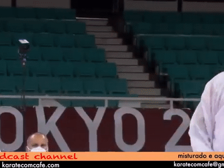 Hi hữu: Bị đá vào cổ đến bất tỉnh, võ sĩ karate vẫn được trao HCV tại Olympic Tokyo