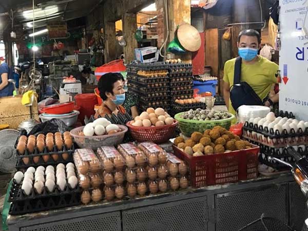 Giá trứng, rau quả lại tăng vọt: Bình ổn giá ở đâu?