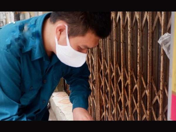 Nhờ anh dân quân mua giúp vỉ thuốc, cô gái trong khu phong tỏa nhận được món quà bất ngờ gây xúc động mạnh