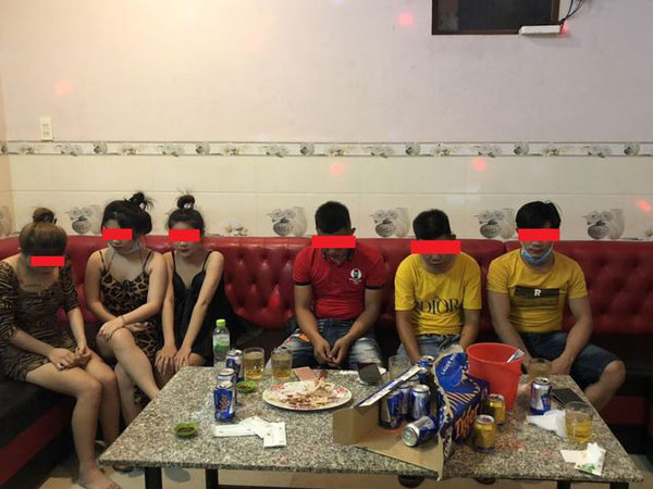 Hát karaoke 'tay vịn' trong lúc giãn cách xã hội, 8 người bị phạt 117,5 triệu đồng