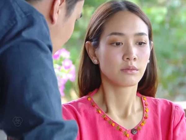 Vợ tự thay bóng điện ngã tím chân, chồng còn mắng 'dựa dẫm quen rồi', cô không đáp lại nhưng lại có hành động bất ngờ