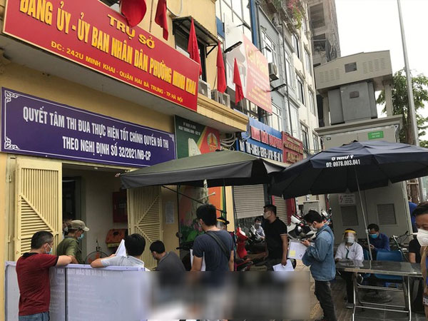 Người Hà Nội xếp hàng dài ở phường xin xác nhận Giấy đi đường