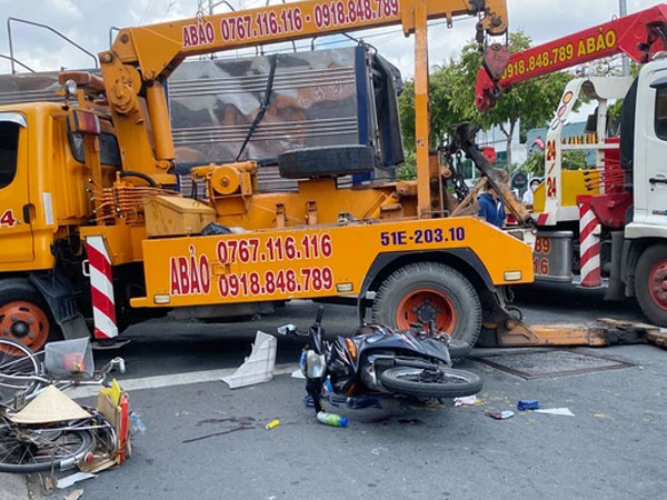 TP.HCM: Va chạm với xe máy băng qua đường, xe tải chở gạo tiếp tục tông người đi xe đạp tử vong