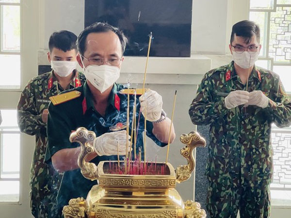 Quân đội làm lễ truy điệu, bàn giao tro cốt cho gia đình có thân nhân mất vì Covid-19