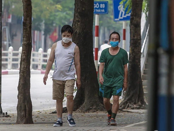 Hà Nội giãn cách ngày thứ 18: "Hội đam mê thể dục buổi sáng" vẫn tích cực ra đường, hầu hết là người cao tuổi và trung niên