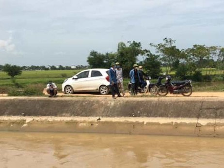 Bất thường chiếc ô tô đỗ cạnh bờ sông, tìm thấy thi thể 1 phụ nữ