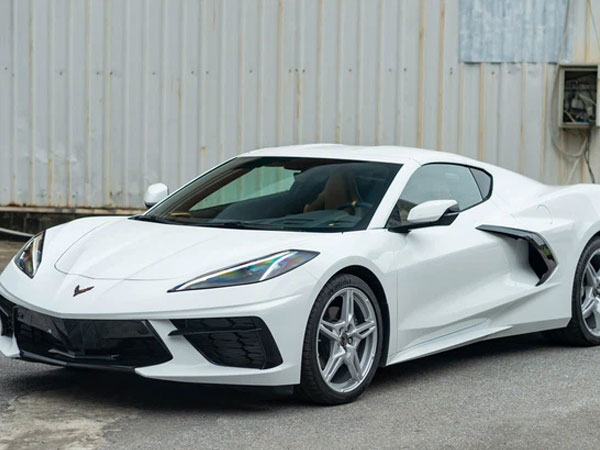 Đại gia Cần Thơ 'đu trend' kéo va-li cùng Chevrolet Corvette C8 độc nhất Việt Nam: Một chi tiết mới trên xe được cộng đồng mạng chú ý