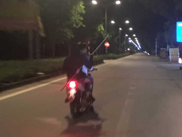 Đánh võng, bốc đầu xe máy, ném dao phóng lợn về phía công an