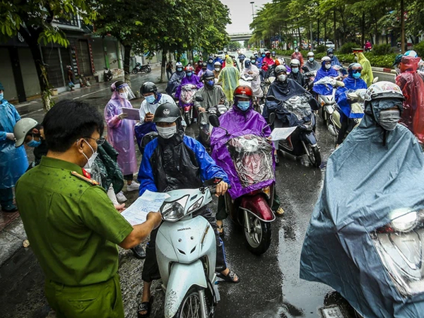 Đội mưa đi làm, nhiều người ngậm ngùi "quay xe" vì thiếu giấy xác nhận lịch trực, lịch làm việc