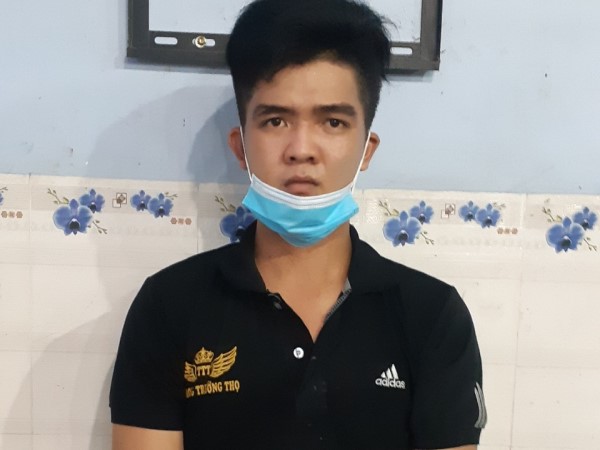 Nam thanh niên bị bắt khi đang đi giao súng đạn