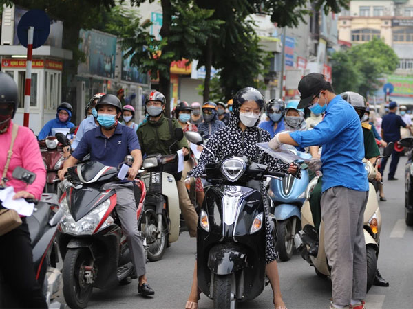 Hà Nội: Sẽ điều chỉnh việc kiểm tra giấy đi đường cho phù hợp