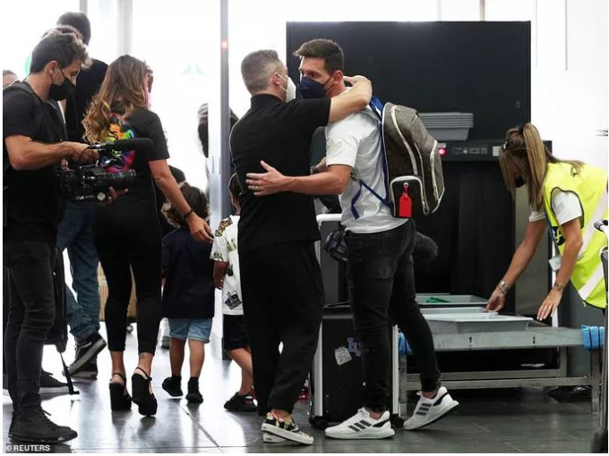 Lionel Messi đã sang Pháp, chờ ký hợp đồng siêu khủng với PSG