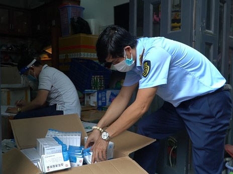 TP.HCM: Phát hiện lô thuốc tân dược 'Liên hoa thanh ôn' nhập lậu trị giá gần 200 triệu đồng.