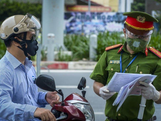 Hà Nội: 3 thanh niên mua 9 giấy đi đường giá 12 triệu đồng ở hiệu cầm đồ