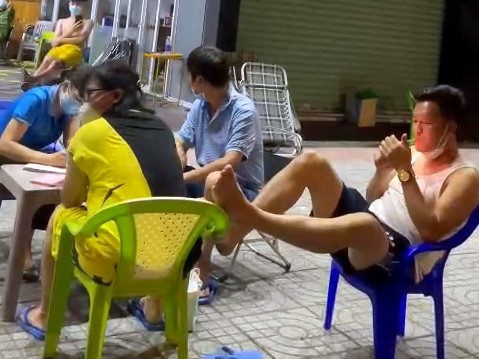 CLIP: Nhóm người say xỉn lăng mạ lực lượng chức năng, thách thức 'Cao lắm là 50 triệu. Đừng gửi giấy về nhà là được, kinh lắm'