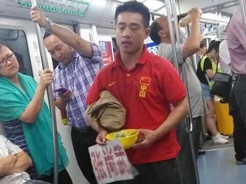Bức ảnh một người ăn xin gây xôn xao Trung Quốc: Thân thế người trong ảnh chính là lý do