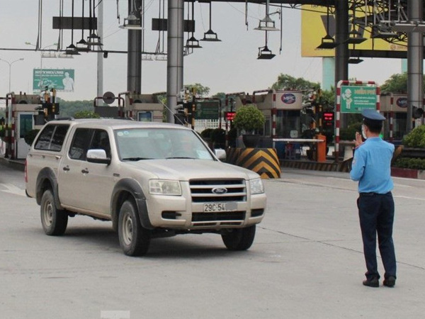 Lượng xe cá nhân tăng mạnh tại cửa ngõ Hà Nội do xin được xác nhận giấy đi đường