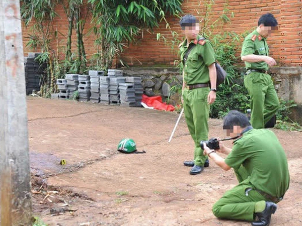 Gã thợ xây nửa đêm gọi cửa rồi chém 2 vợ chồng hàng xóm thương vong bị bắt sau hơn 1 ngày lẩn trốn