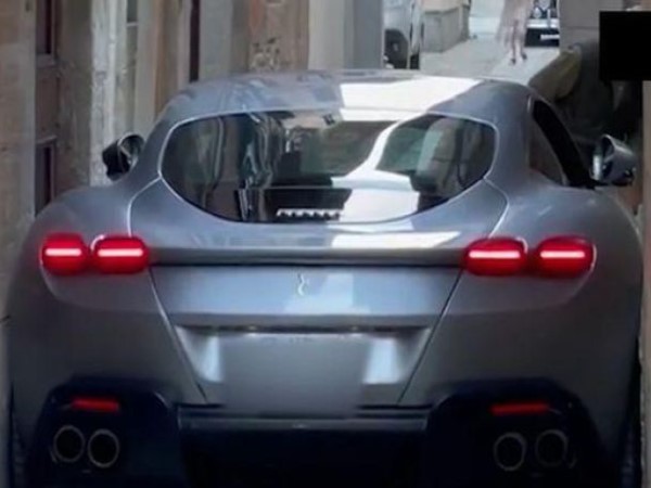 Mắc kẹt trong ngõ, siêu xe Ferrari rơi vào cảnh “tiến thoái lưỡng nan”