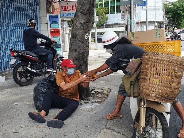 Thanh niên khỏe mạnh nói dối để xin chú nhặt ve chai 20 ngàn đổ xăng, hành động sau đó của cả 2 khiến MXH 'bùng nổ'