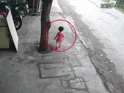 Video: Thót tim cảnh bé 2 tuổi bị ô tô lùi trúng người
