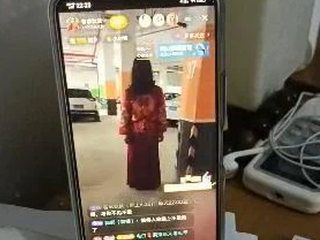 Đang livestream gặp 'ma' áo đỏ, cô gái xanh mặt cầu cứu, dân mạng vội vàng báo cảnh sát và cái kết bật ngửa