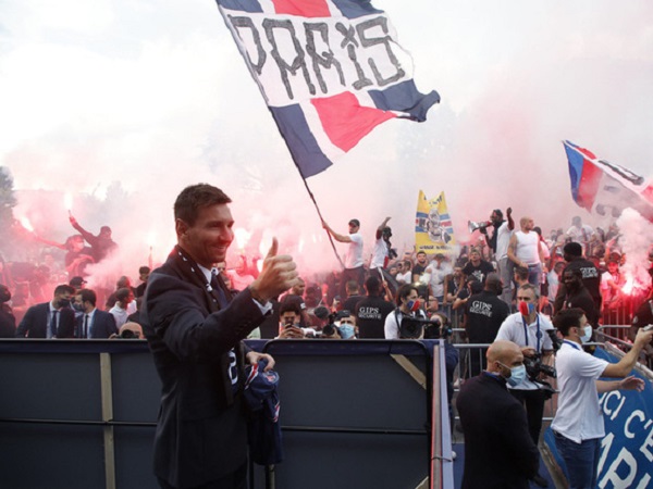 Fan PSG đánh trống nhảy múa reo hò sung sướng, đốt pháo sáng mù mịt khi được Messi vẫy chào