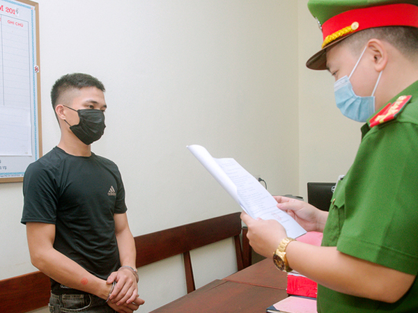 Ném bom xăng vào nhà công an để lấy tiền công 4 triệu đồng