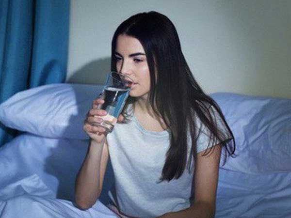 Đây là điều xảy ra với cơ thể nếu bạn có thói quen uống một cốc nước trước khi đi ngủ