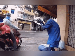 Được cho 2 hộp cơm từ thiện, người đàn ông vô gia cư buông một câu mà tất cả chết lặng