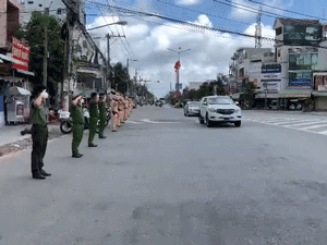 Rớt nước mắt khoảnh khắc đồng đội chào tiễn biệt xe tang Đại úy công an hy sinh vì nhiễm Covid-19