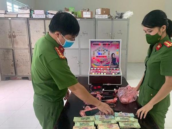 Bắt hàng chục đối tượng đánh bạc giữa mùa dịch