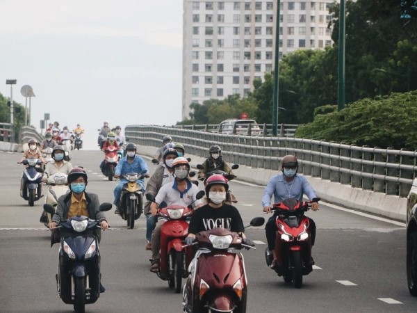 Ảnh: Đường phố Sài Gòn bất ngờ đông đúc trở lại dù vẫn đang thực hiện Chỉ thị 16